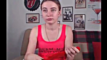 Teen webcam model teases herself, shows off vulva