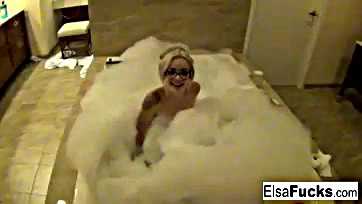 Elsa Jean flaunts her hotel room and catfights