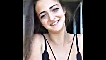 Teen tart flaunts tits and ass in Turkey