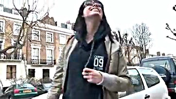 Sexy milf pees en route, flaunting London streets