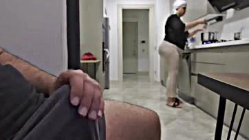 Man masturbates while watching stepmother's large buttocks