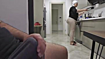 Man masturbates while watching stepmother's large buttocks