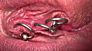 Pierced clitoris gets wet, pee goes in pussy