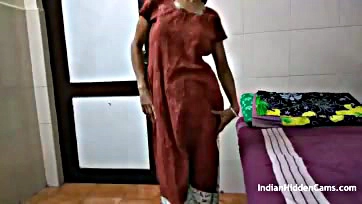 Desi auntie gets horny, wanks in hotel room