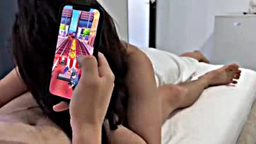 Girl blows boyfriend during Subway Surfers gaming session