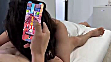 Girl blows boyfriend during Subway Surfers gaming session