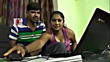 Sexy Telugu girl flaunts navel, armpit in foreplay