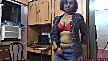 Indian woman's tight pussy gets easily penetrated by dildo