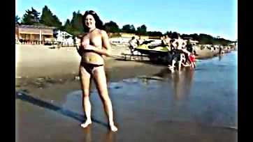 Teenager flashes her bare ass and tits publicly