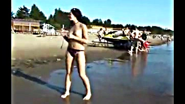 Teenager flashes her bare ass and tits publicly