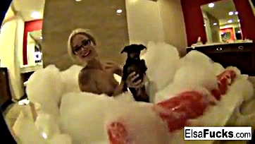 Elsa Jean flaunts her hotel room and catfights