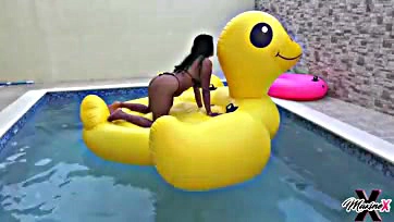 Woman masturbates and cums on rubber ducky in pool