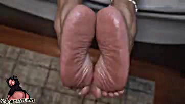 BBW gets cum on feet in a messy ending