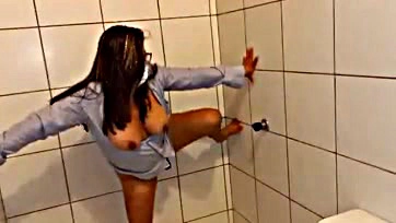 Madrastra masturbates with large dildo in bathroom