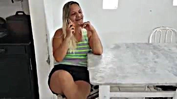 Paty Bumbum pays delivery guy for feijoada