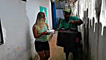 Paty Bumbum pays delivery guy for feijoada