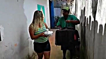 Paty Bumbum pays delivery guy for feijoada