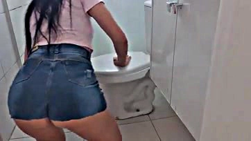 Garota limpa cão, calcinha atolada na bunda