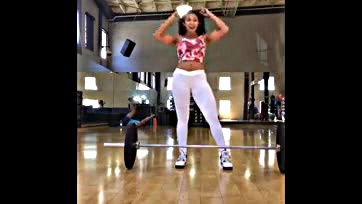 Sexy Armenian butt flashes camel toe in gym