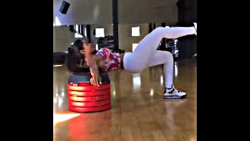 Sexy Armenian butt flashes camel toe in gym