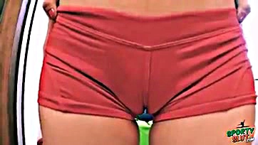 Teen shows off plump camel toe in tight shorts