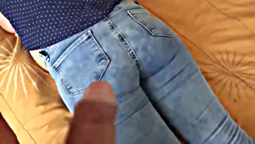 Man ejaculates on stepsister's butt in jeans