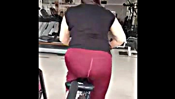 Wife shows off her ass and tits at gym