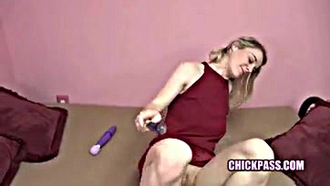 Slutty chick gets off with dual toy play