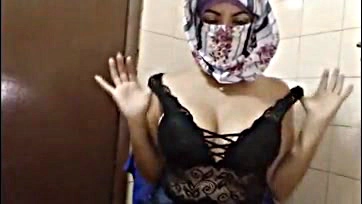 A Muslim woman masturbates on webcam for an orgasm