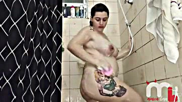 Pregnant woman flaunts her belly during quarantine