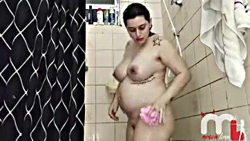 Pregnant woman flaunts her belly during quarantine