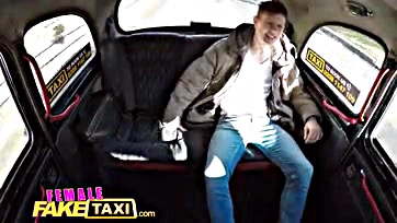 Naughty cabbie hooks up with unsuspecting chick in taxi