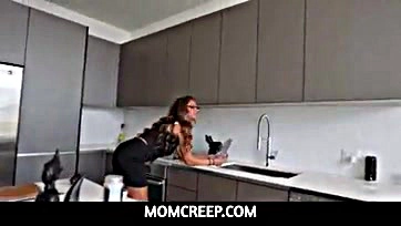 Mom's massive booty seduces her pervy stepson