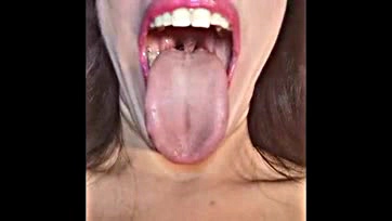 Teenager offers sloppy blowjob and gets throat-fucked