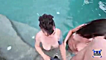 Two brunettes share a dick in the pool