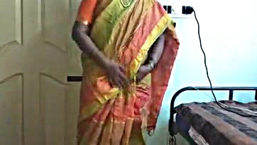 Desi maid flashes her bare breasts to homeowner