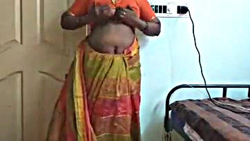 Desi maid flashes her bare breasts to homeowner