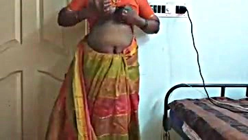 Desi maid flashes her bare breasts to homeowner