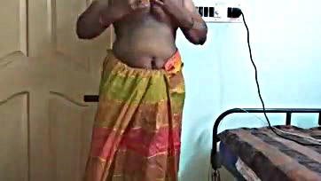 Desi maid flashes her bare breasts to homeowner