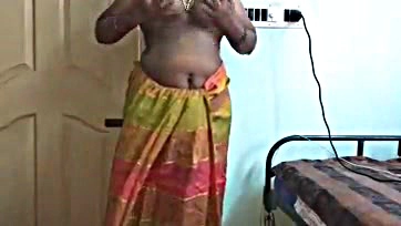 Desi maid flashes her bare breasts to homeowner