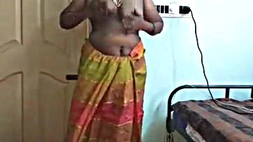 Desi maid flashes her bare breasts to homeowner