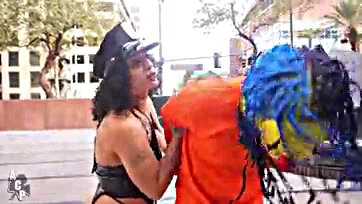 Officer arrests clown for public sex, wants in too