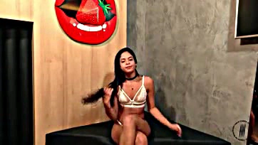 Tigrão's girl gets wild and lets loose her ass