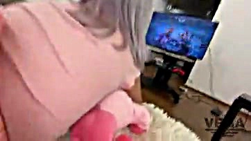 Step sister gamer girl gets cummed while playing