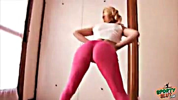 Teen's camel-toed booty in tight lycra exposed