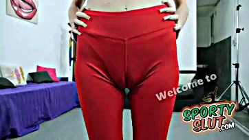 Sexy yoga pants flaunt impressive camel toe and gap