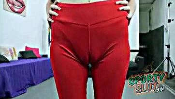 Sexy yoga pants flaunt impressive camel toe and gap