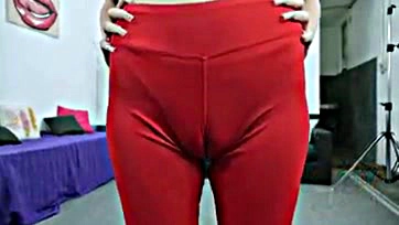 Sexy yoga pants flaunt impressive camel toe and gap