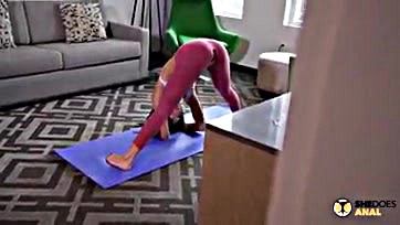 Housekeeper ravages Julie's ass after losing room key