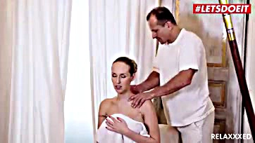 Dirty masseur fucks sexy milf during sensual massage